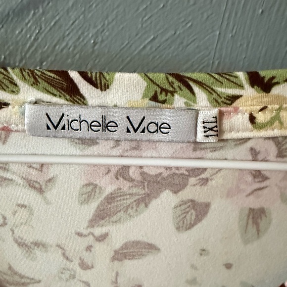 Michelle Mae Floral Short Sleeve Top - Cream and Pink Size 1x - Picture 2 of 3